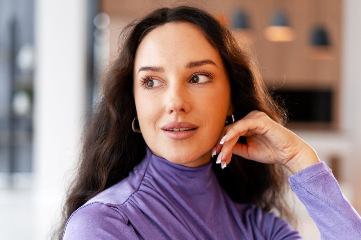 kobieta w fioletowym golfie