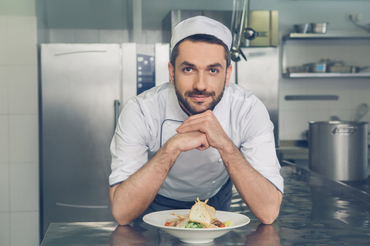 mężczyzna w kuchni