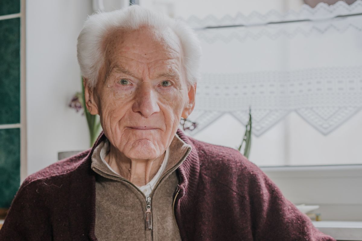 Zamyślony starszy mężczyzna