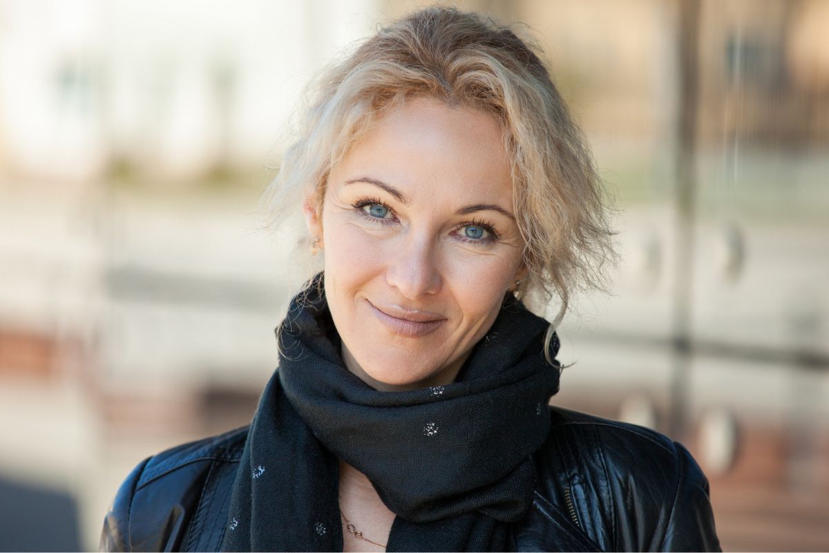 kobieta w skórzanej kurtce