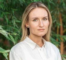 kobieta w wieku 30 plus blondynka stoi na tle wierzb smutna i zamyślona