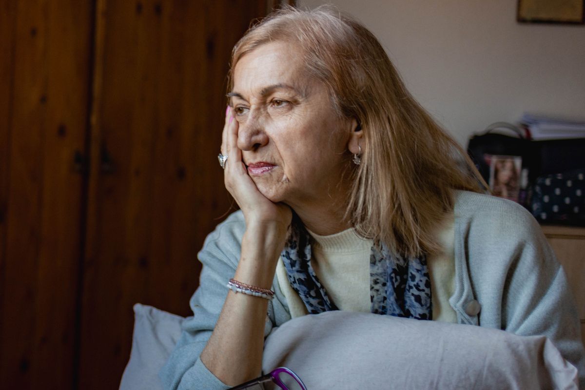 Zasmucona starsza kobieta