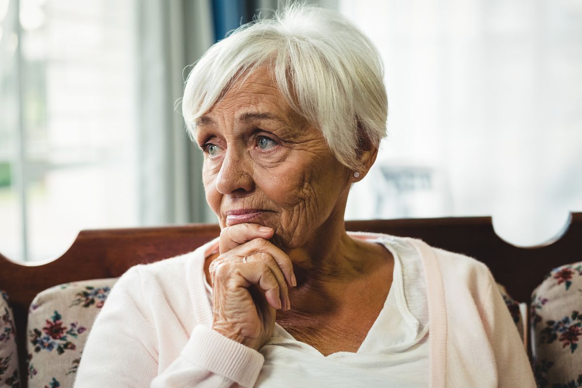 Zamyślona starsza kobieta