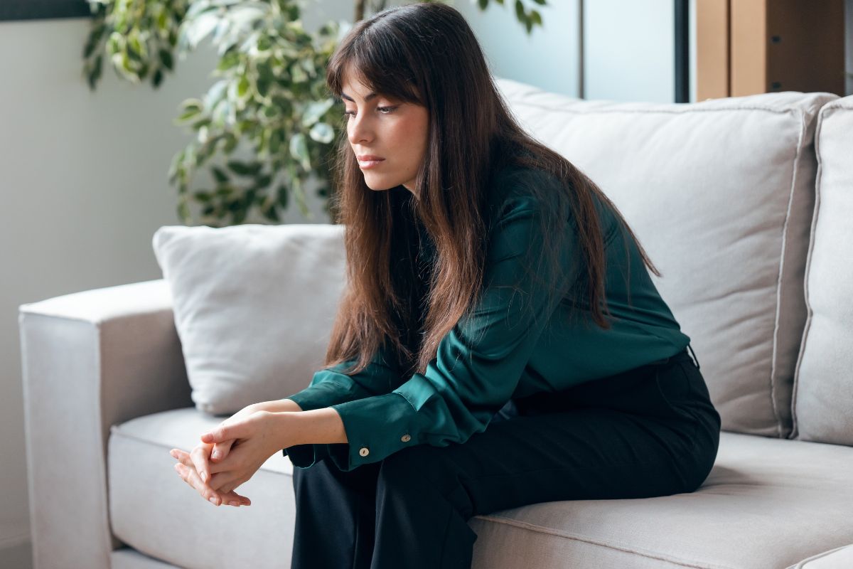 Smutna kobieta na kanapie