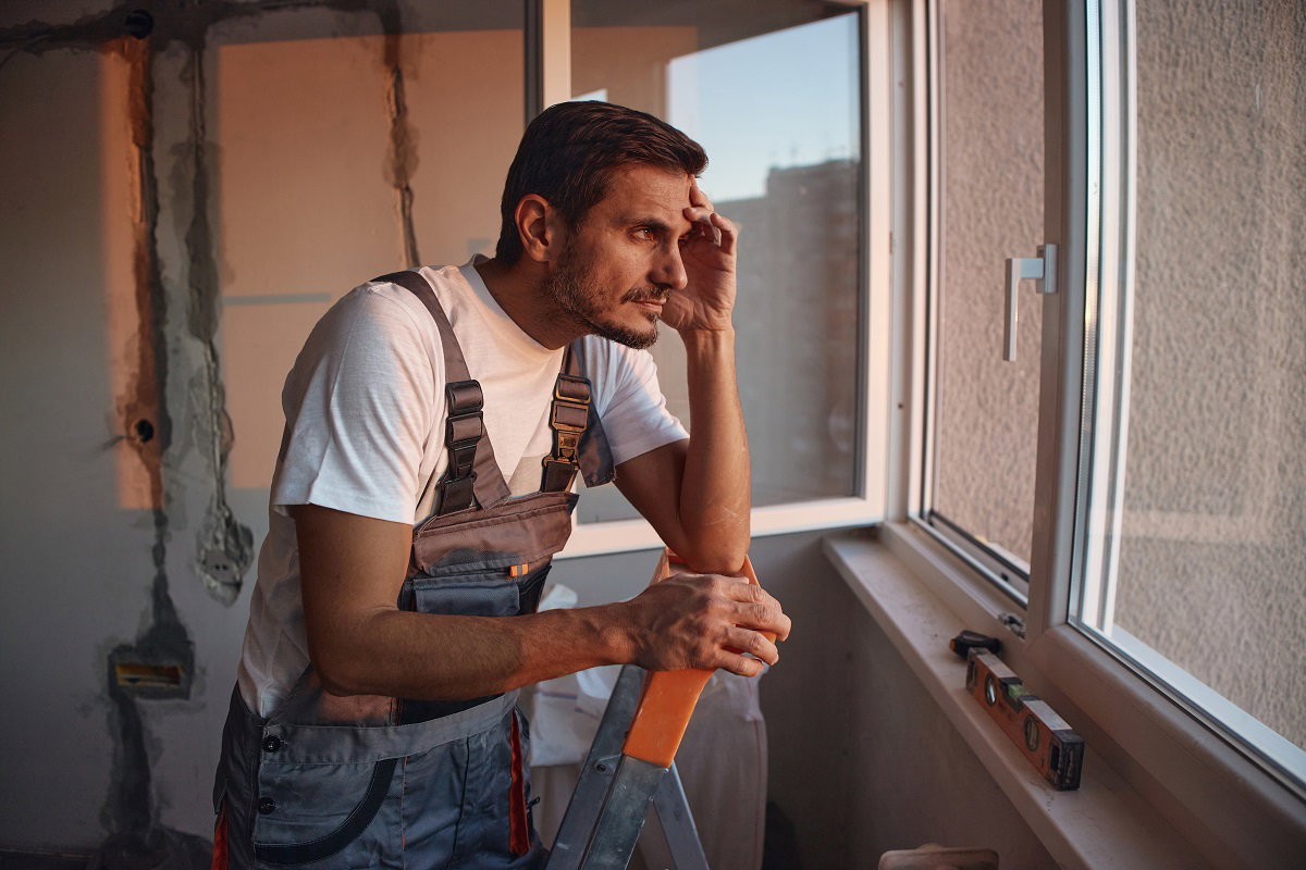 mężczyzna podczas remontu domu