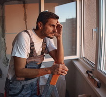 mężczyzna podczas remontu domu