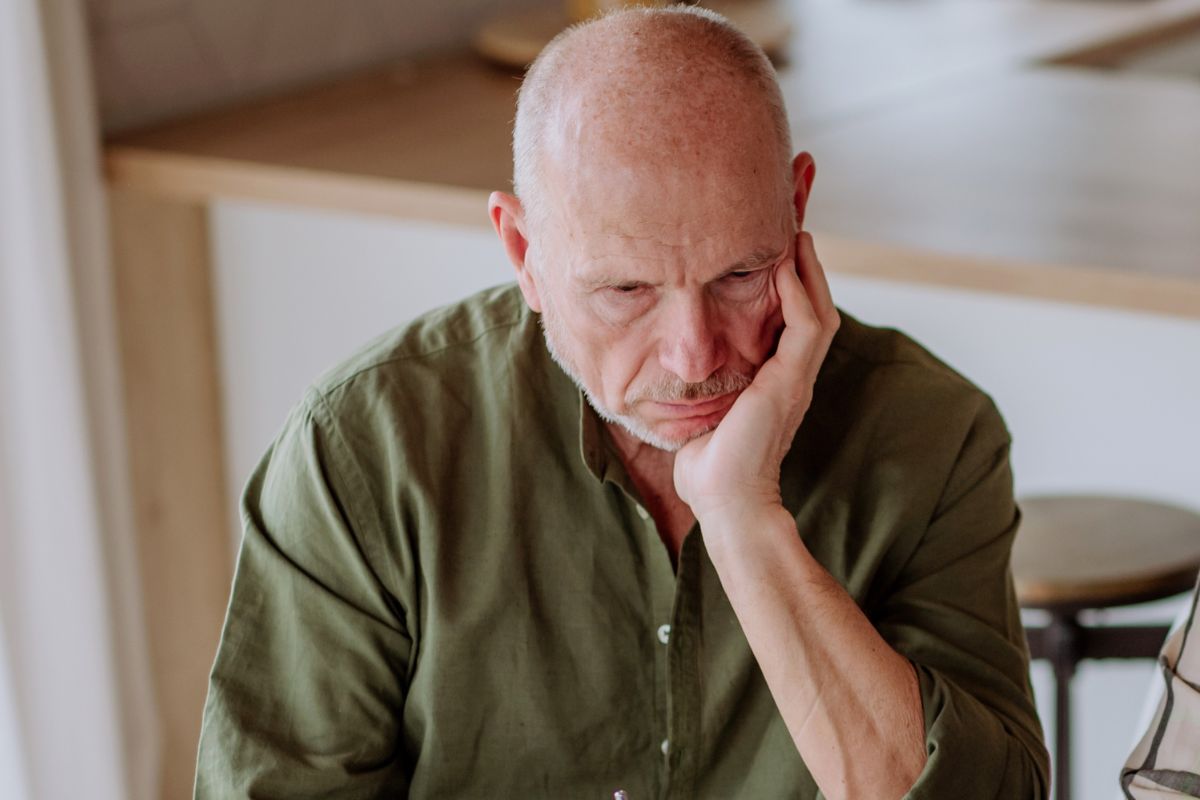 Zmartwiony starszy mężczyzna
