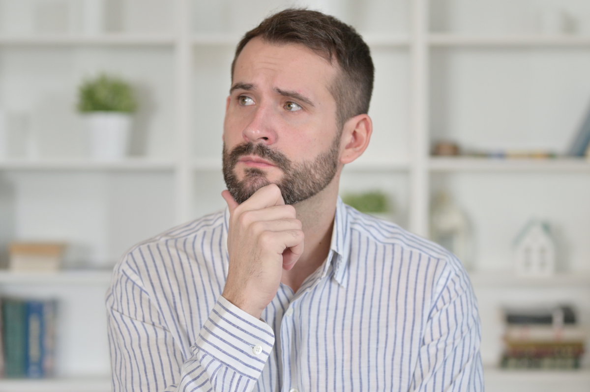 zamyślony mężczyzna