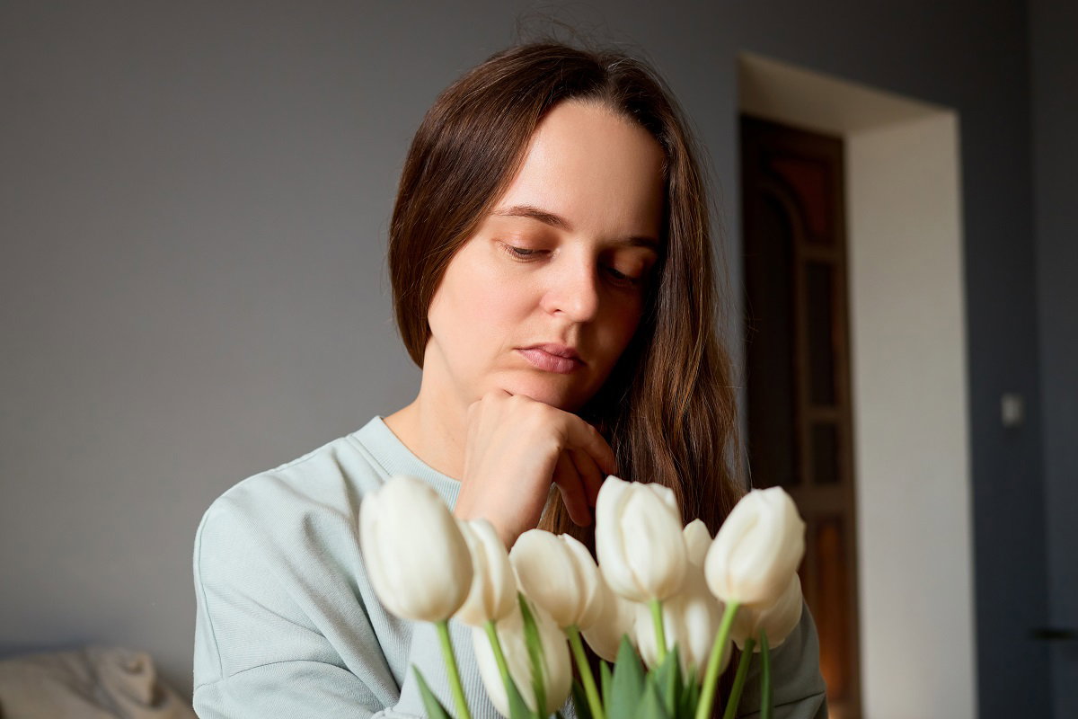 smutna kobieta z bukietem tulipanów