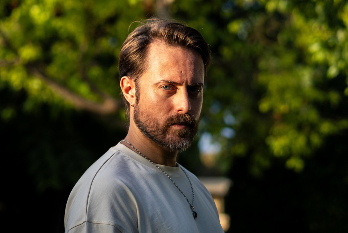 mężczyzna w wieku 35 plus stoi na zewnątrz ze zmartwioną miną