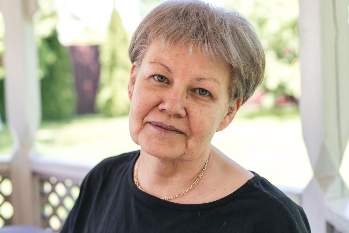 Kobieta w średnim wieku w ogrodzie