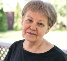 Kobieta w średnim wieku w ogrodzie