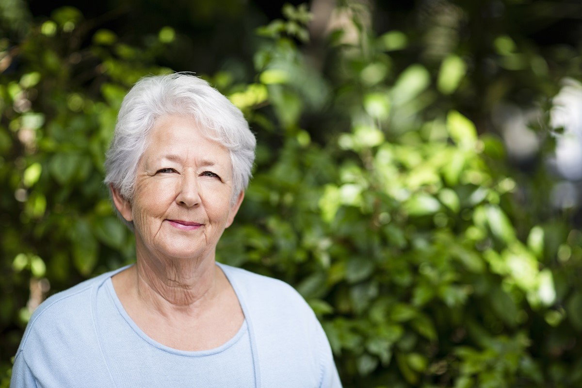 uśmiechnięta seniorka