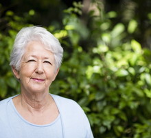 uśmiechnięta seniorka