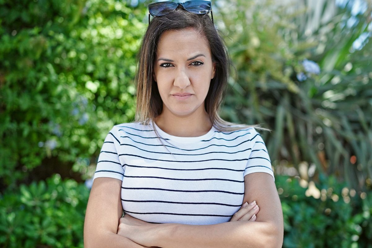 Obrażona kobieta w ogrodzie