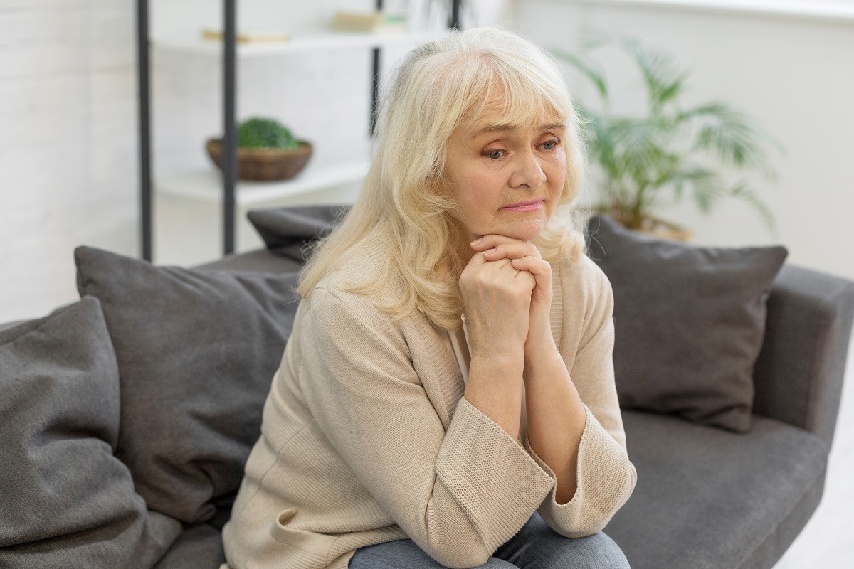zmartwiona seniorka