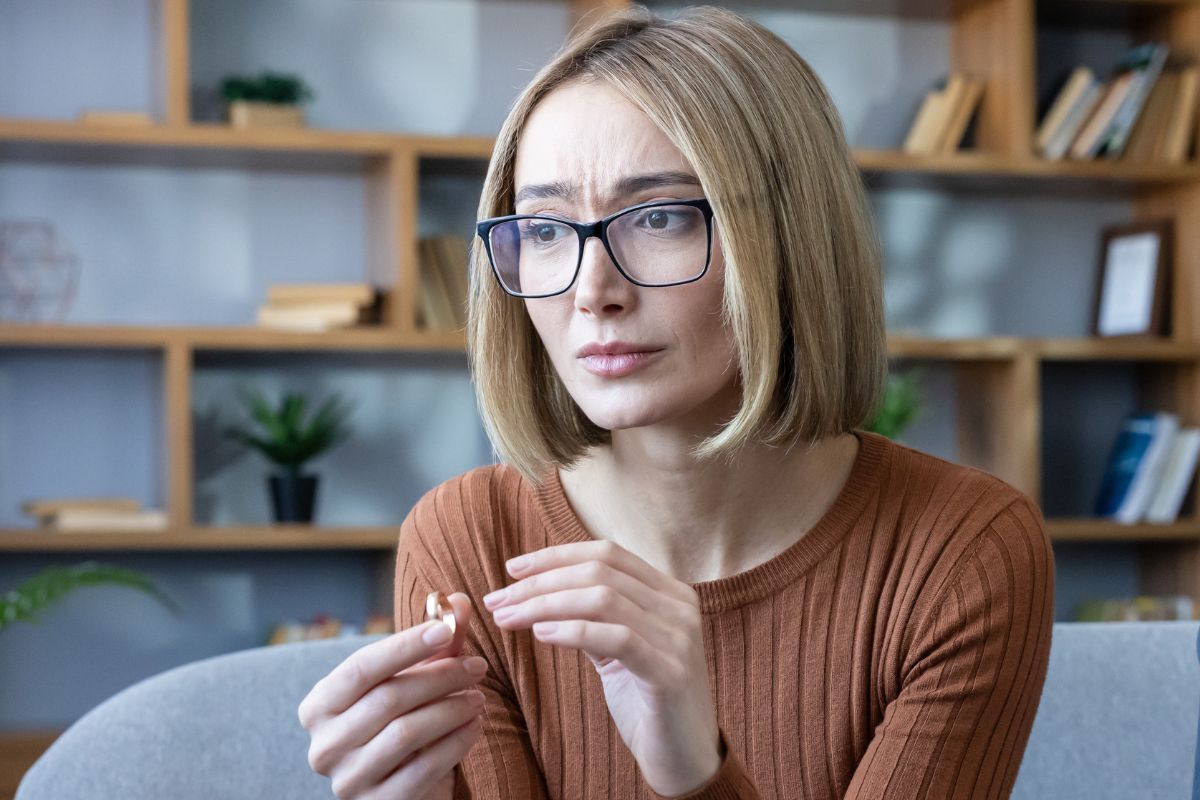 Smutna kobieta z obrączką