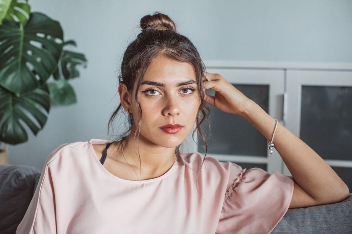 poważna i smutna kobieta