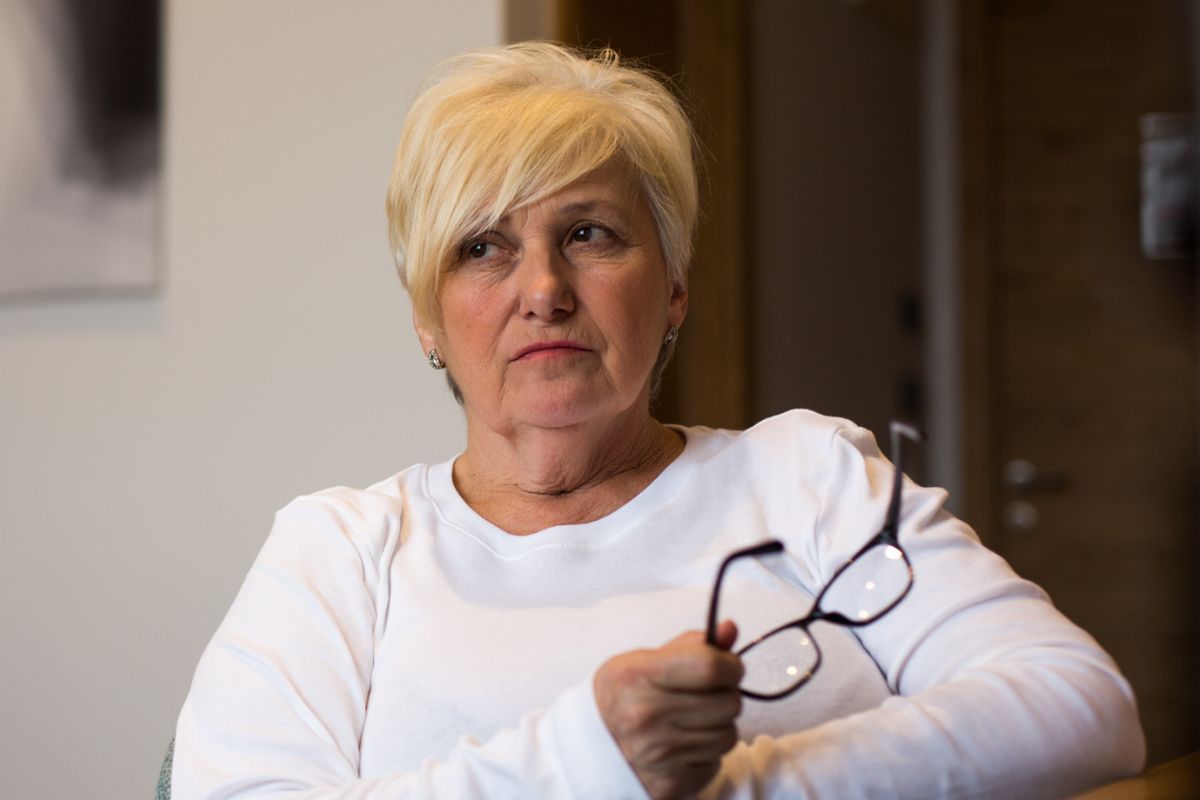 kobieta 60+ zamyślona i smutna