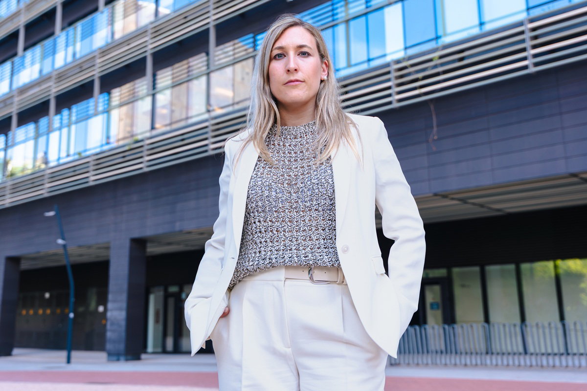 kobieta 35 plus blondynka stoi na tle budynku zmartwiona