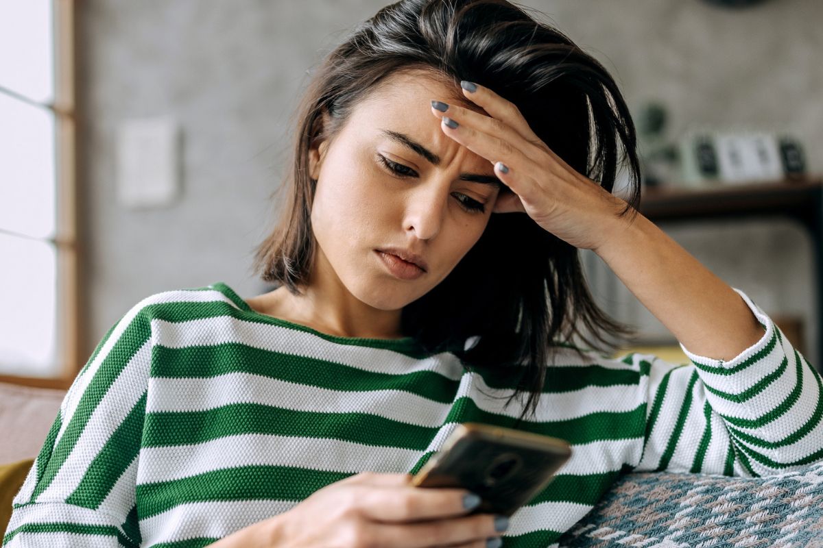 kobieta z ciemnymi włosami