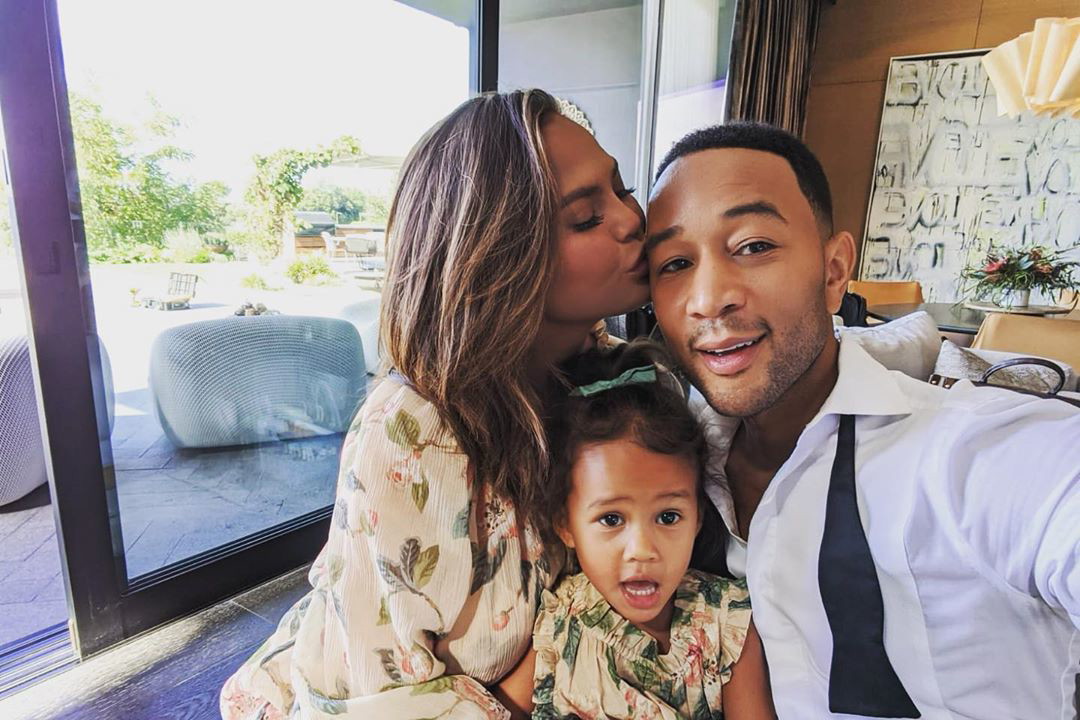 Chrissy Teigen odpowiada na wzruszające słowa męża po stracie dziecka. Muzyk zadedykował jej swój występ