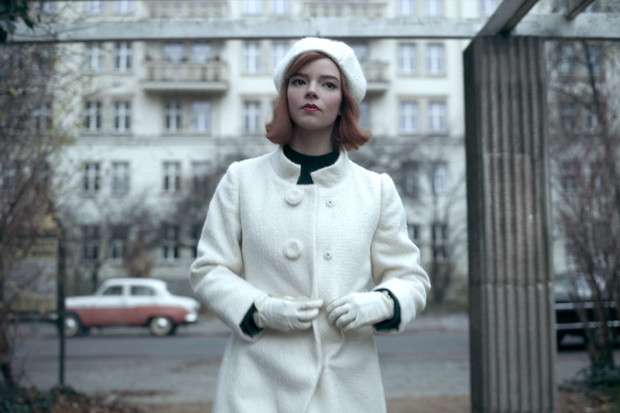 GAMBIT KRÓLOWEJ: Projektantka kostiumów Gabriele Binder garderobą Beth przekazywała pewne przesłanie