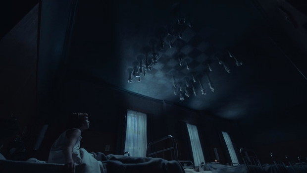 GAMBIT KRÓLOWEJ: Sceny, w których Beth patrzy w sufit, wyobrażając sobie ruchy na szachownicy, nie są całkowicie nierealne