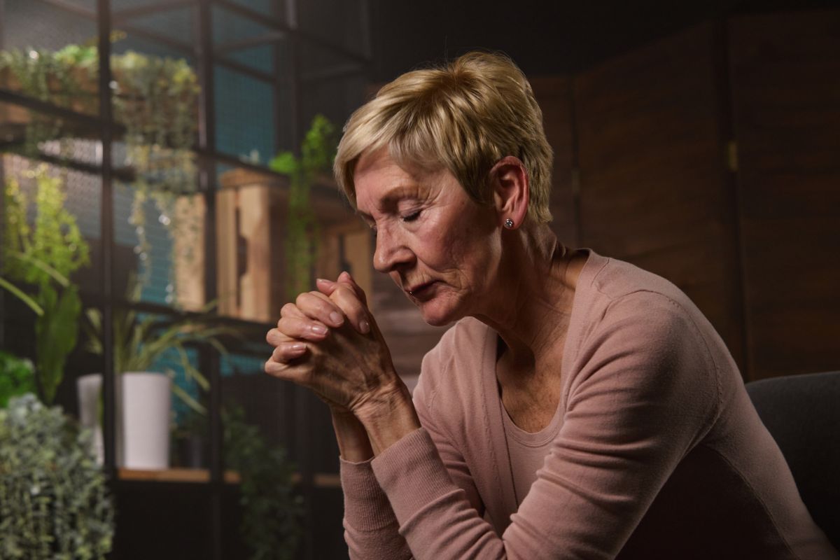 kobieta 60+ załamana