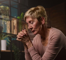 kobieta 60+ załamana