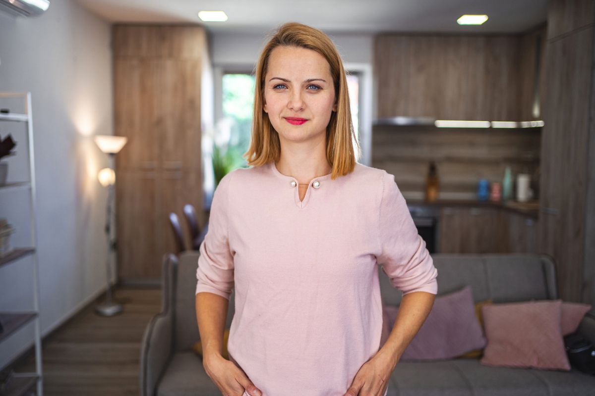 kobieta 30+ patrzy prosto w obiektyw aparatu