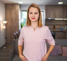 kobieta 30+ patrzy prosto w obiektyw aparatu