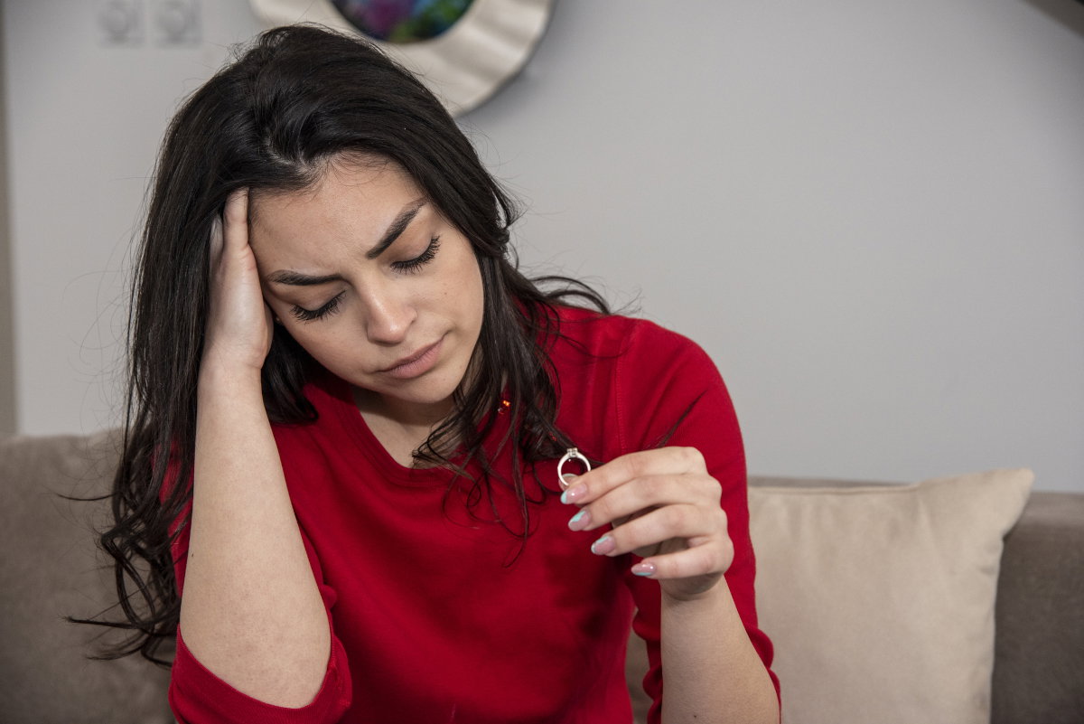 kobieta z pierścionkiem