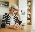 kobieta 60+ smutna