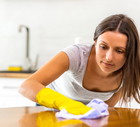 kobieta w czasie sprzątania domu