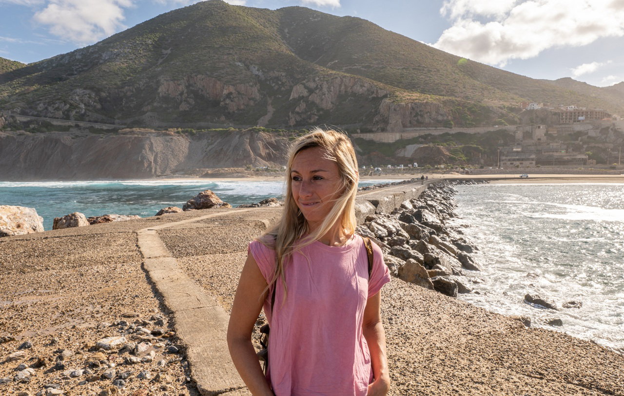 kobieta w wieku 30 plus blondynka stoi na tle pejzażu na Sardynii we Włoszech