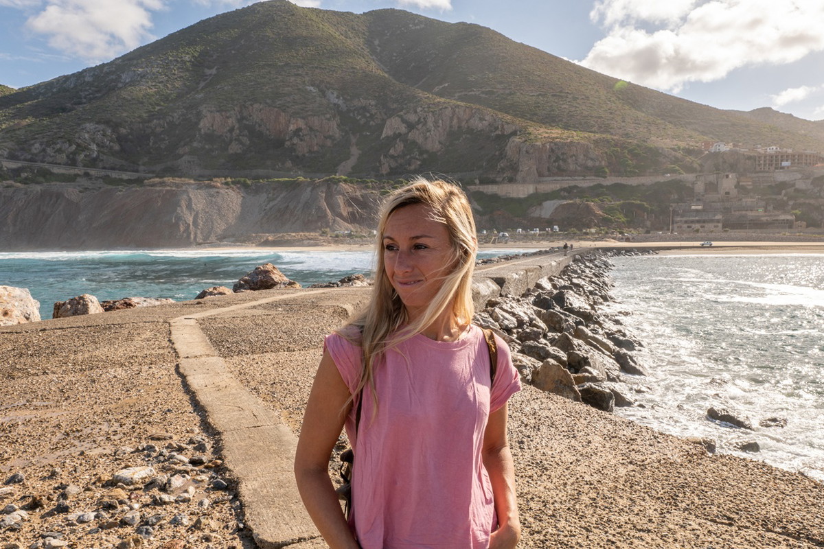 kobieta w wieku 30 plus blondynka stoi na tle pejzażu na Sardynii we Włoszech