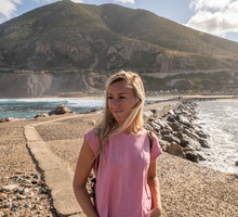 kobieta w wieku 30 plus blondynka stoi na tle pejzażu na Sardynii we Włoszech