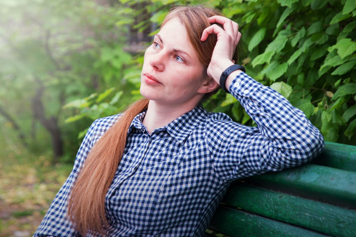 Załamana kobieta w ogrodzie