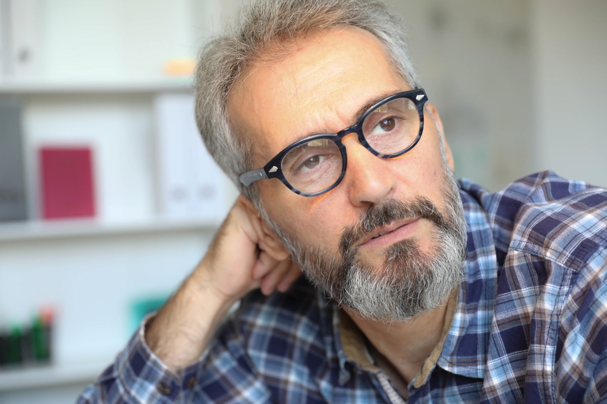 zamyślony mężczyzna