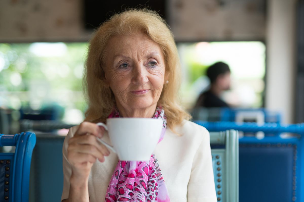 kobieta 60+ poważna