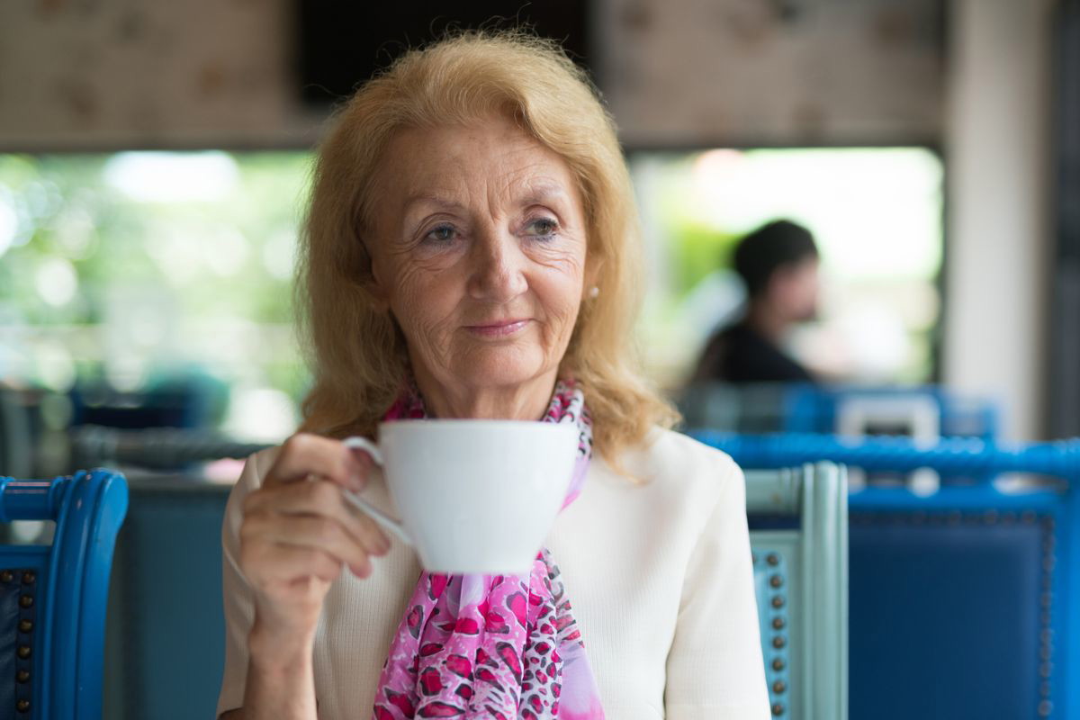 kobieta 60+ poważna