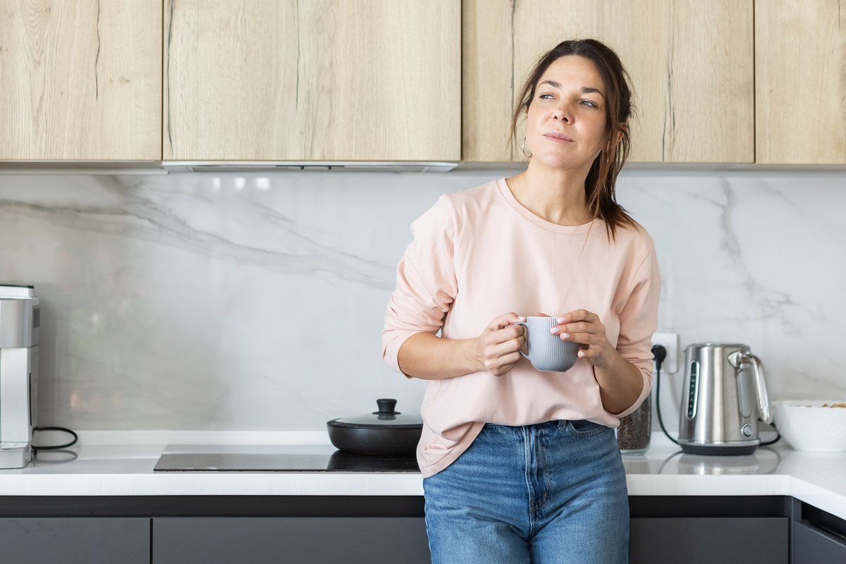 kobieta pijąca kawę