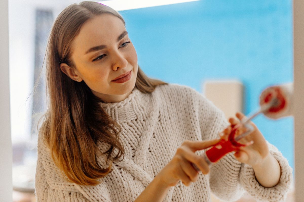kobieta remontująca mieszkanie
