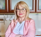 kobieta w wieku 50 plus blondynka w okularach stoi w kuchni z zawiedziona mina