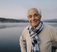 mężczyzna nad jeziorem