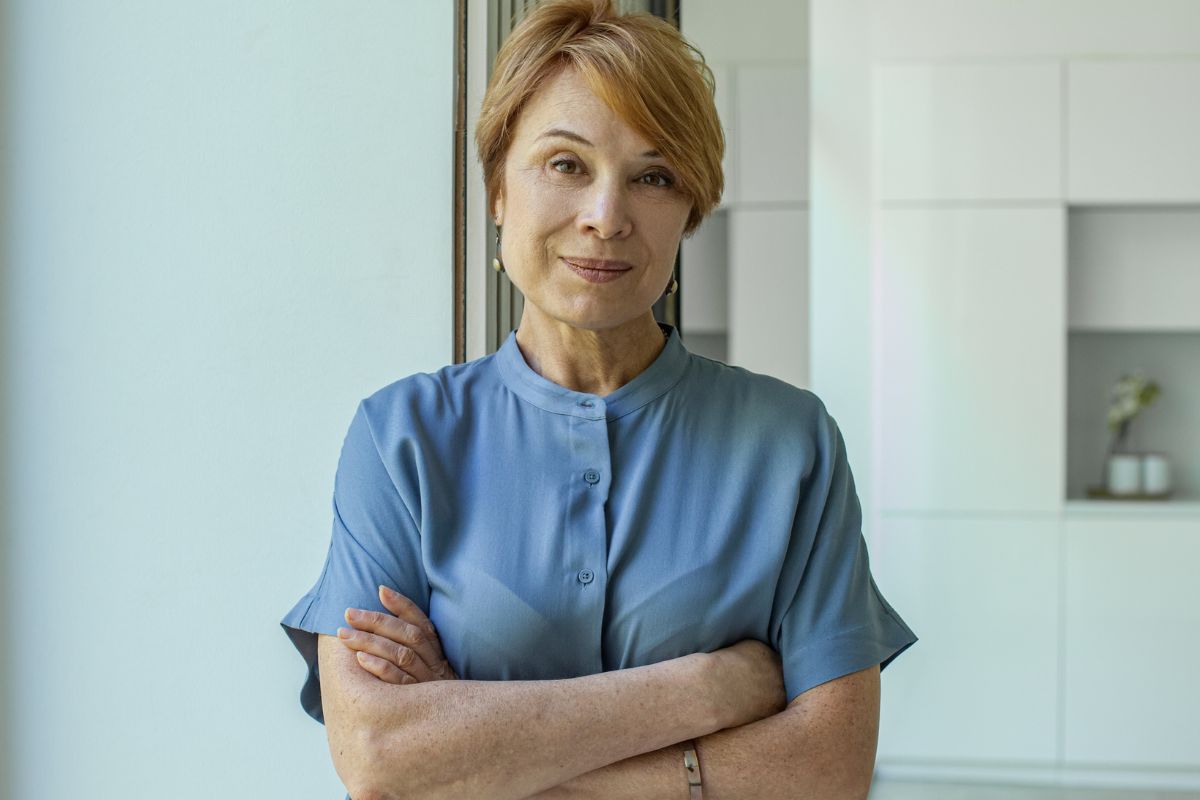 Pewna siebie kobieta w średnim wieku w kuchni