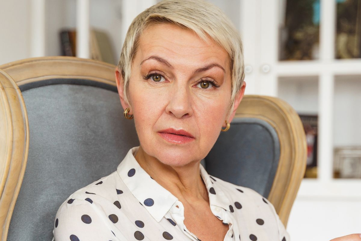 Poważna starsza kobieta