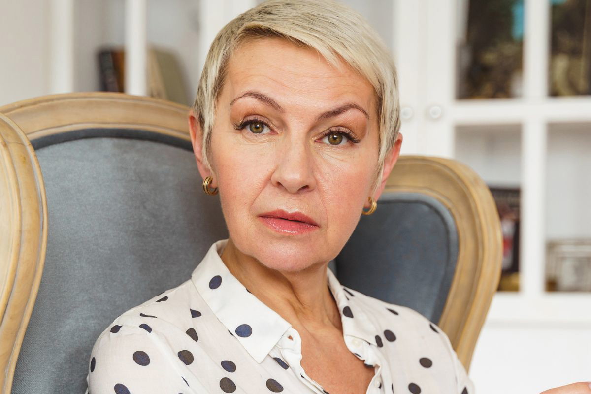 Poważna starsza kobieta