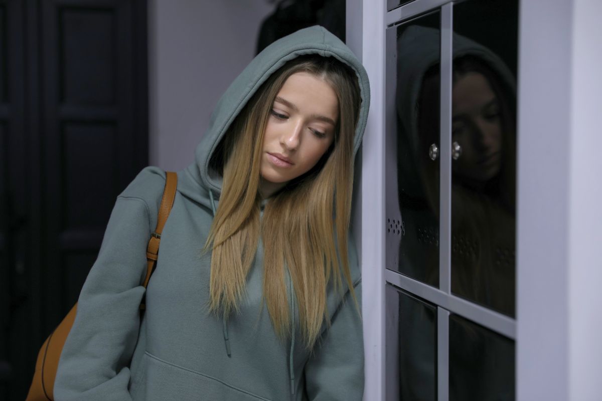 Smutna młoda kobieta w bluzie z kapturem